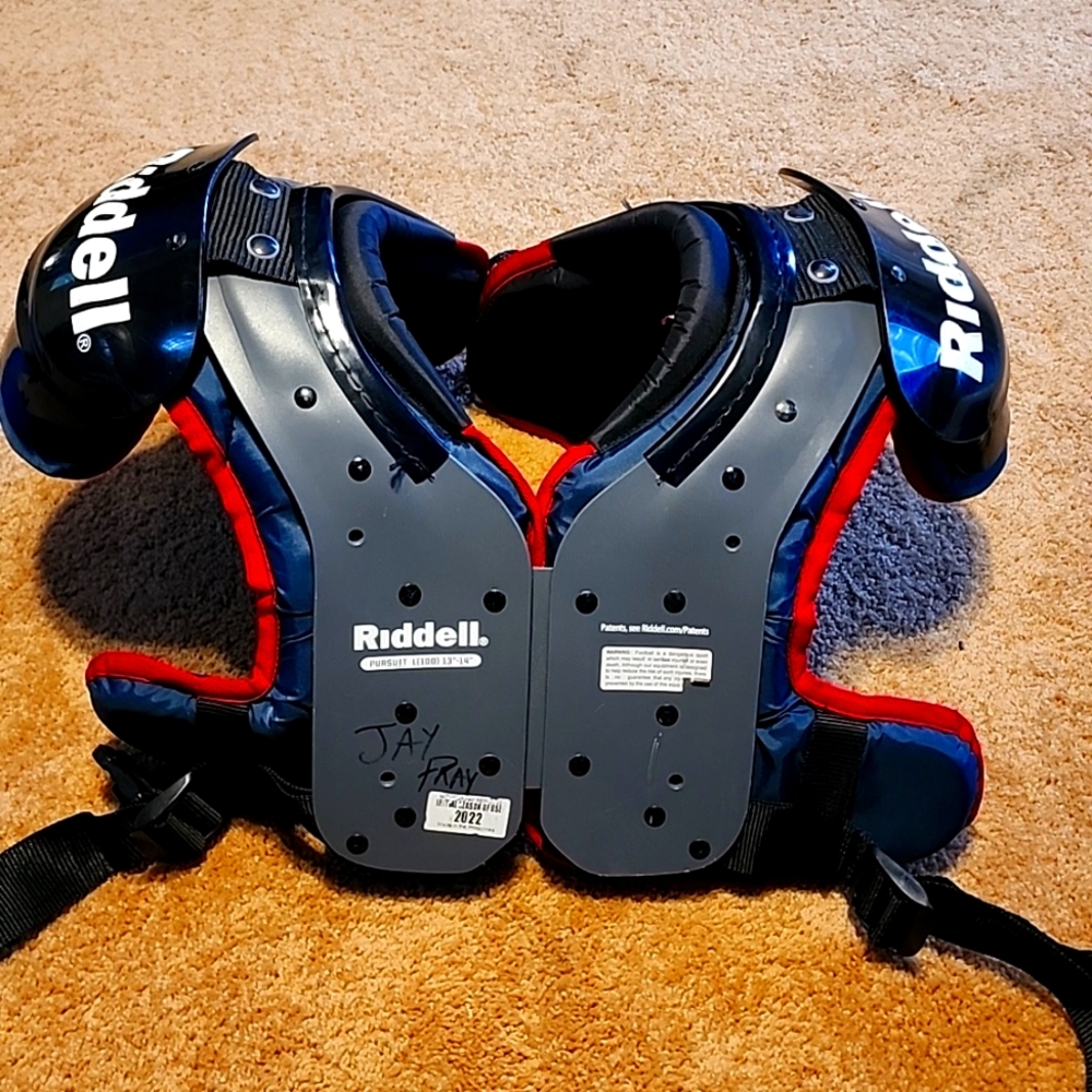 Used great condition shoulder pads youth size L 13" to 14" Riddle Pursuit